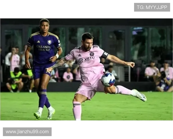 梅西向奥兰多城助教比划签名一幕